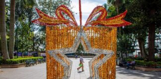 Continúa instalación de adornos navideños en el parque Juárez. #Xalapa