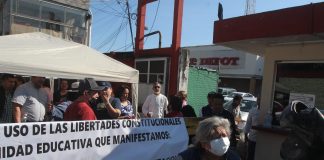 Docentes estatales continúan protestando por el no pago de incremento salarial.
