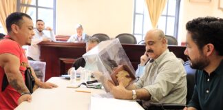 Recibe Ricardo Ahued al campeón nacional de powerlifting .