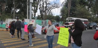 Madres y padres de familia bloquean Ávila Camacho en apoyo del magisterio.