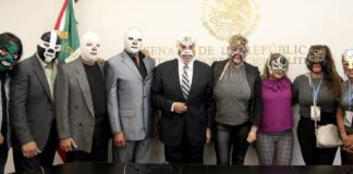 Ricardo Monreal recibe máscara con sus iniciales, previo a presentarse en la Arena México.