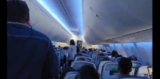 Pasajera llama a AMLO ¡Mentiroso! y reclama que esté destruyendo al país.