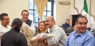 Entregan vestuario y trajes de gala a artistas del Ayuntamiento de Xalapa .