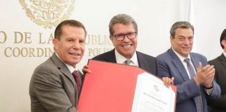 Recibe Julio César Chávez reconocimiento del Senado y de Ricardo Monreal a su trayectoria como profesional