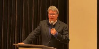 Ricardo Monreal convive con estudiantes mexicanos en Madrid; acudirá a la Complutense.