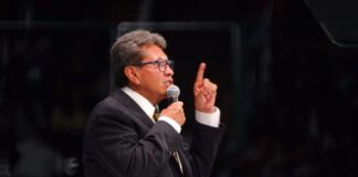 Exhorta Ricardo Monreal a los jóvenes a escribir su propia historia .