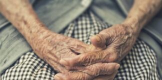 Científicos debaten si la vejez es una enfermedad .