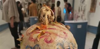 Galería de Artes Plásticas exhibe Tres metros bajo tierra .