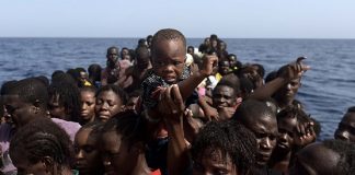Cien niños migrantes navegan solos por las costas europeas .