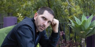 Arap Bethke celebra Emmy otorgado a la serie “Buscando a Frida” .