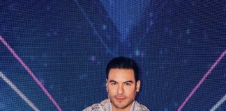 Una fan derriba a Carlos Rivera es derribado pues no midió su fuerza al abrazarlo –