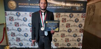 Luis Alberto Duarte (a) Tatahuilo, orgulloso de las tres preseas de su hijo.