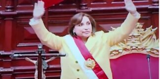 Dina Boluarte protesta como la primera presidenta de Perú.