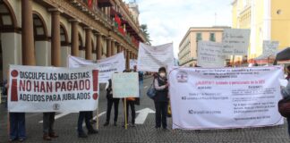 Frente a Palacio de Gobierno jubilados y pensionados exigen pagos de adeudos de la SEV desde 2016 #Veracruz