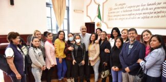 Entrega Ayuntamiento de Xalapa apoyo a estudiantes de ICATVER.