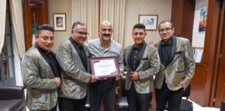 Asiste Ricardo Ahued a velada musical y entrega reconocimiento a Los Dandys