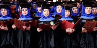 ONU pide revocación inmediata de prohibición talibán a mujeres para ir a la universidad .