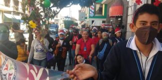 Alumnado del CAM saca su rama para recaudar en centro histórico de Xalapa.