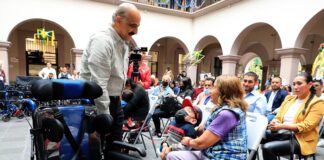 Entrega Ayuntamiento apoyos para personas con discapacidad en Xalapa .