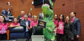 Xóchitl Gálvez aparece vestida de dinosaurio en el Senado  .