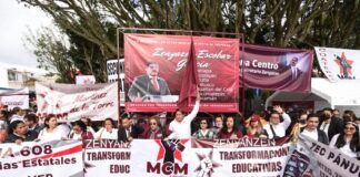 Arropan maestros y maestras a Zenyazen Escobar García en su comparecencia .