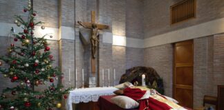 Papa Emérito Benedicto XVI descansa en Capilla de Monasterio del Vaticano.