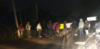 Bloquean carretera Teocelo Coatepec para exigir dos maestros para la escuela Benito Juárez.