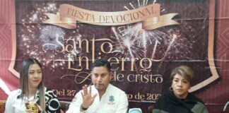 Alcalde Teocelo niega amenazas a madres y padres de familia que exigían maestros de escuela.