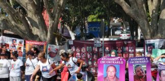 Madres buscadoras y familiares de desaparecidos se manifiestan en comparecencia de la fiscal Verónica Hernández