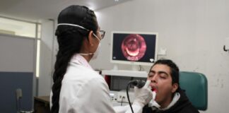 Aplica IMSS innovador tratamiento con láser de alta tecnología para atender patologías de laringe