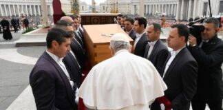 El adiós a Benedicto XVI. El Papa: “Padre, en tus manos encomendamos su espíritu”