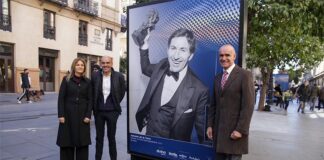 Natalia Lafourcade participa en la ceremonia inaugural de los premios Goya.