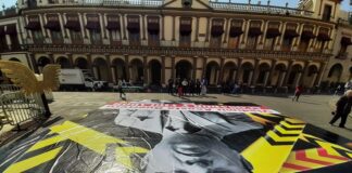 Colocan macro lona contra funcionario de Sefiplan que acusan de violador y acosador en corazón de Xalapa