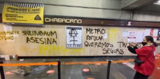 Feministas protestan haciendo grafitis en el Metro