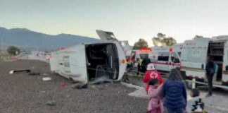 Tres personas fallecidas y al menos 25 lesionados por volcadura de un autobús de peregrinos #Puebla-México