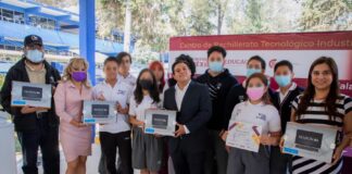 Entrega Ayuntamiento de Xalapa equipos de cómputo en el CBTIS 13 .