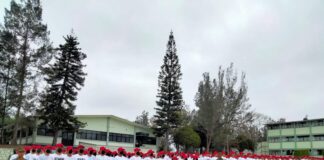 Tres mujeres voluntarias se registraron para obtener su cartilla militar .