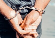 Estados Unidos transfiere a México a 14 presos condenados por delitos de drogas y armas.