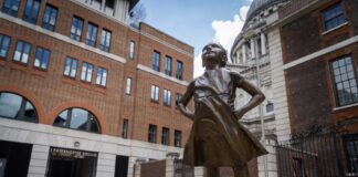 “La niña sin miedo”, una estatua en Nueva York para recordarnos el poder de las mujeres .