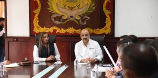 Recibe Ricardo Ahued a vecinos de la colonia Carolino Anaya.