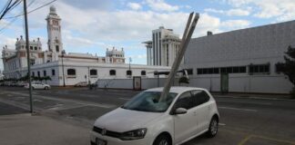 Torre centro se desbarata por fuertes vientos y Gobernador se deslinda de posible desgracia