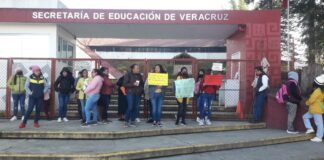 Madres y padres de familia toman la SEV en demanda de un maestro.