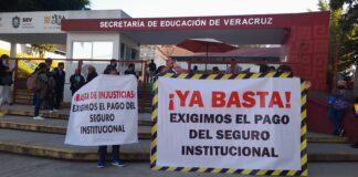 Exigen docentes pensionados de Veracruz pago del seguro institucional.