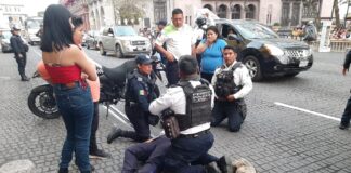 Motociclista atropella a una oficial de Tránsito #Xalapa.