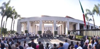 En el Congreso, estudiantes de primaria rinden honores a la Bandera
