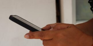 Móviles pueden provocar daño en tejidos de manos, muñecas y brazos, en niños como adultos.