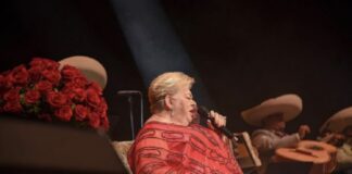 Paquita la del Barrio, está hospitalizada .