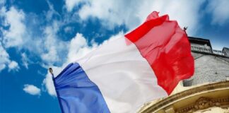 Francia exhorta a sus ciudadanos a salir de Bielorrusia .