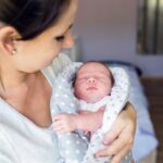 Proponen extender licencias de maternidad hasta por un año con goce de sueldo.