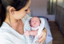 Proponen extender licencias de maternidad hasta por un año con goce de sueldo.